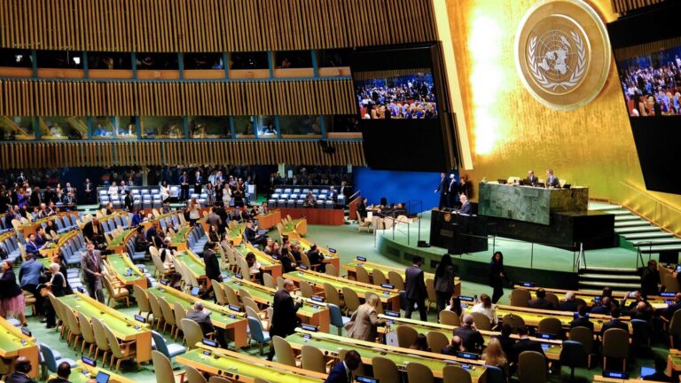 Von der Leyen a Vilnius: solidarietà europea ai Baltici mentre 50 Paesi ONU denunciano le minacce russe ai diplomatici a Kiev