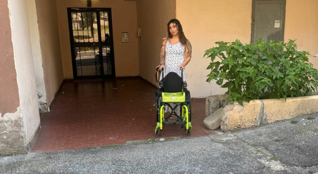 Roma, nessun parcheggio per i figli disabili: una madre attende da mesi uno stallo davanti a casa