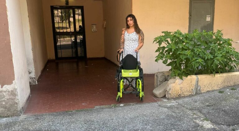 Roma, nessun parcheggio per i figli disabili: una madre attende da mesi uno stallo davanti a casa