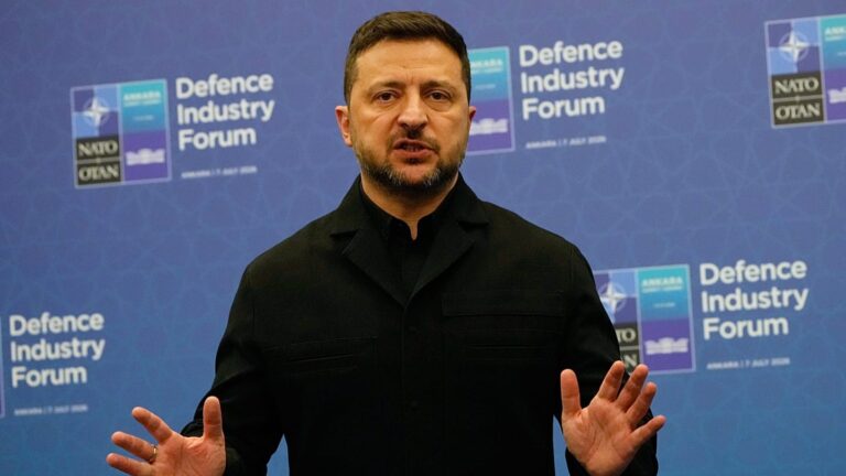 Zelensky al Vertice NATO di Ankara: l'Ucraina rivendica l'adesione all'Alleanza e chiede le licenze Patriot