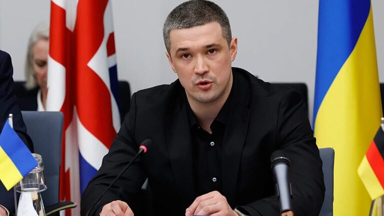 Ucraina, Zelensky rimuove Fedorov dalla Difesa: la società civile insorge