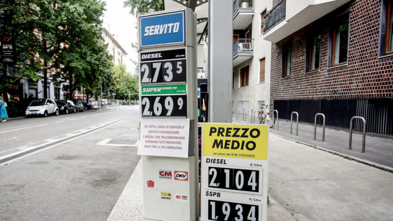 Carburanti: il governo studia un intervento ponte sul diesel in attesa dell'extragettito IVA di luglio