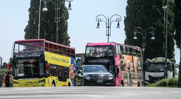 Bus turistici a due piani a Roma: tariffe irrisorie e responsabilità che si rimpallano