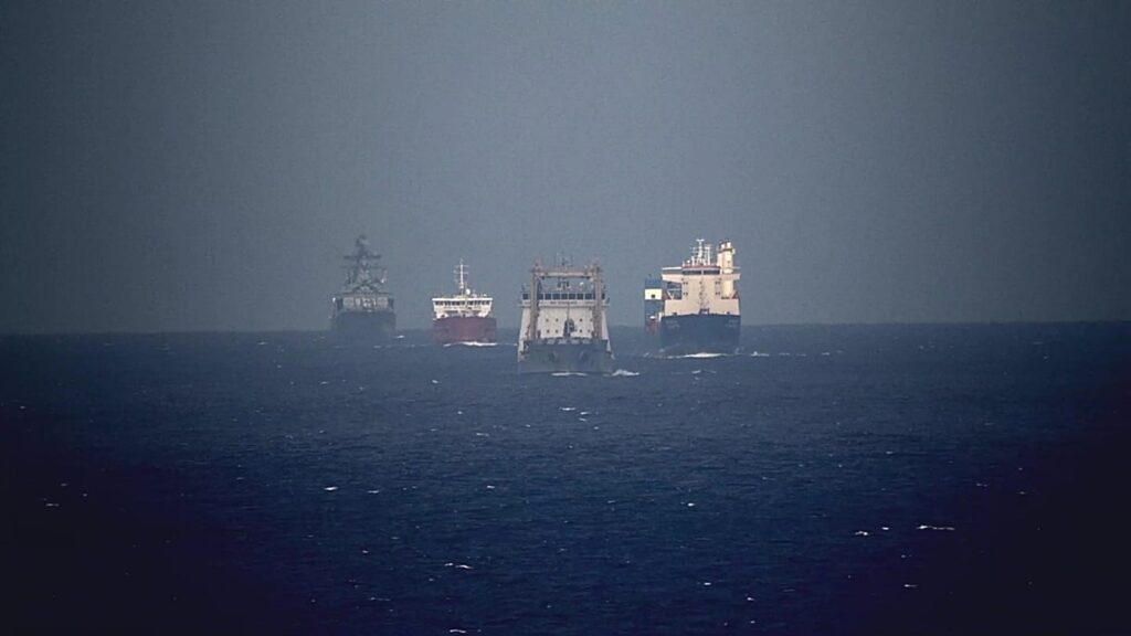 Il ritorno russo nel Mediterraneo: navi sanzionate, transponder spenti e una fregata italiana NATO a sorvegliare il convoglio