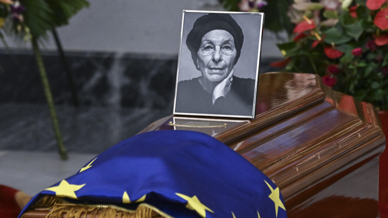Emma Bonino, l'addio di Roma: centinaia di cittadini alla camera ardente in Campidoglio