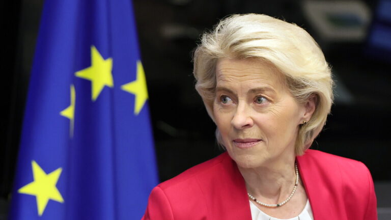 Von der Leyen e l'intelligenza artificiale: la sfida europea tra regole, coalizioni e pressioni globali