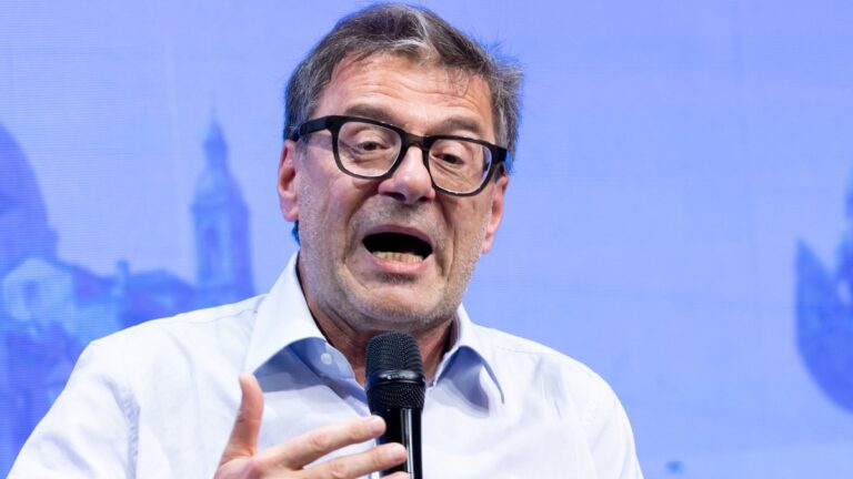 Manovra 2027: Giorgetti apre alla flat tax estesa, agli incentivi salariali per i giovani e alla pensione a 64 anni, con un occhio alla sostenibilità
